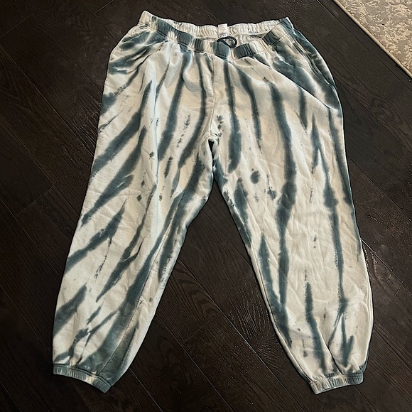 Good American Boyfriend Sweatpants in Blue Orion Tie Dye - Picture 15 of 16
